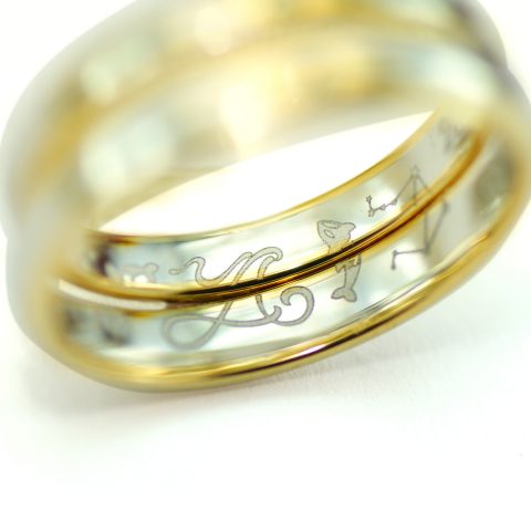 結婚指輪の内側に入れたふたりのイニシャルとシャチ、星座のイラスト