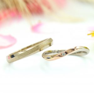 メヴィウスの輪モチーフの結婚指輪