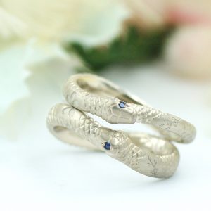 ウロボロスのヘビと桜モチーフの結婚指輪/kazariyaYui福島県郡山市