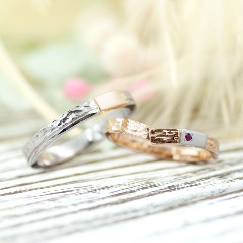 ふたりの素材を交換した槌目模様の結婚指輪/kazariyaYui福島県郡山市