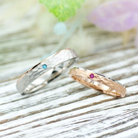 素材感を引き立てた槌目模様の結婚指輪/kazariyaYui福島県郡山市