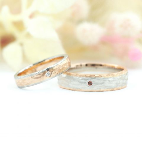 プラチナとピンクゴールドを使った槌目模様の結婚指輪/kazariyaYui福島県郡山市